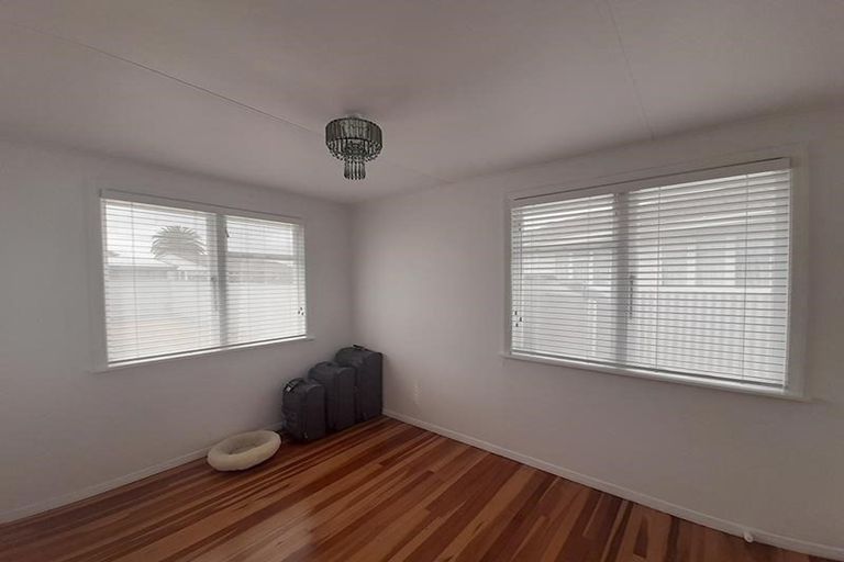 Photo of property in 11 Windrush Close, Mangere, Auckland, 2022