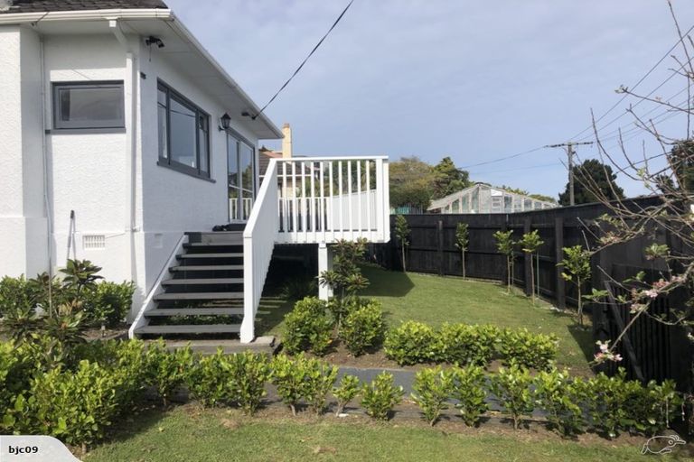 Photo of property in 9 Davies Lane, New Plymouth, 4310