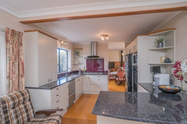 Photo of property in 27 Kiwi Esplanade, Mangere Bridge, Auckland, 2022