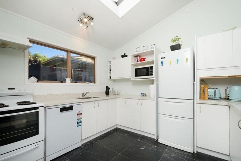 Photo of property in 42 Opanuku Road, Henderson Valley, Auckland, 0612