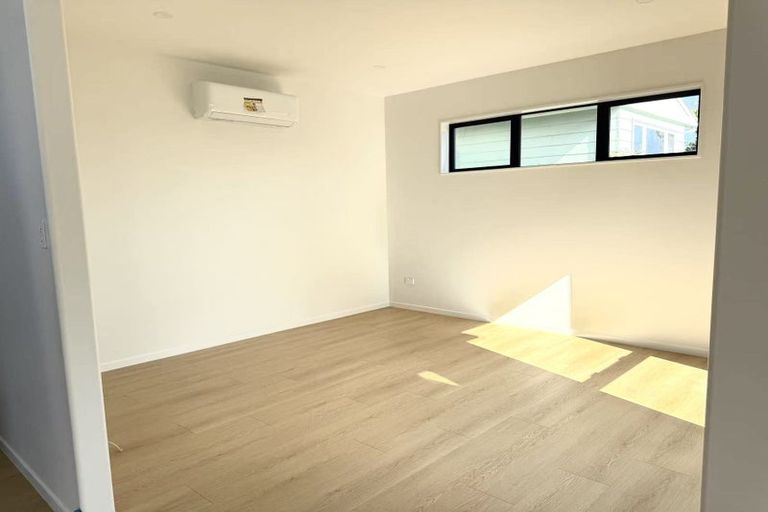 Photo of property in 16 Exmouth Road, Northcote, Auckland, 0627