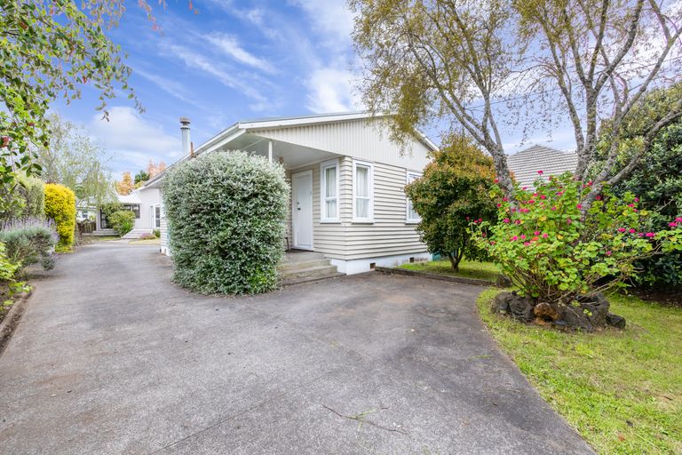 Photo of property in 26 Yeovil Road, Te Atatu Peninsula, Auckland, 0610