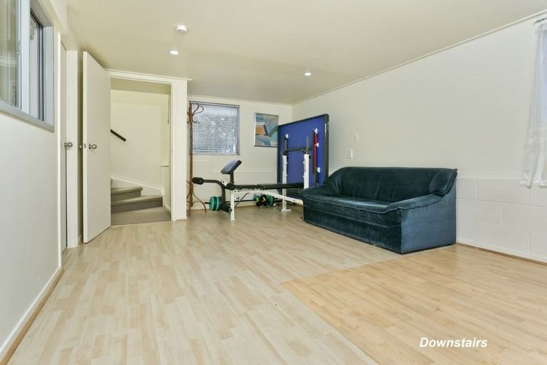 Photo of property in 16 Lavery Place, Sunnynook, Auckland, 0632