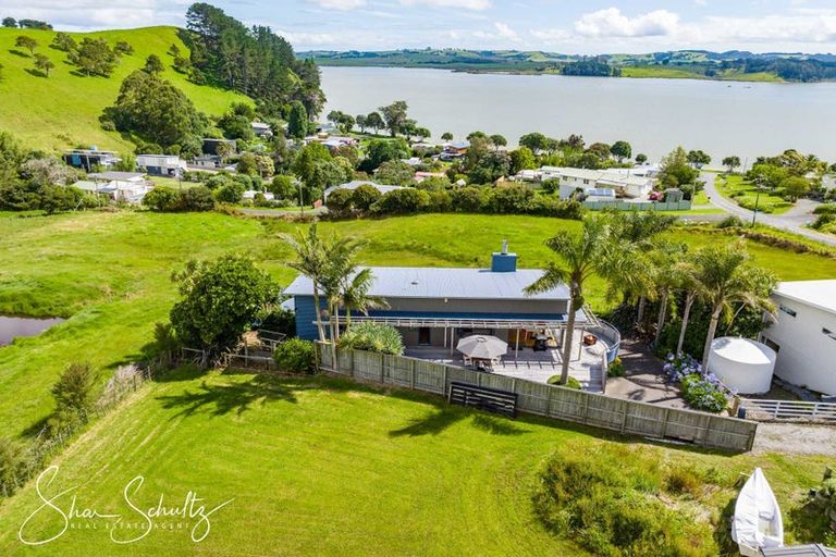 Photo of property in 24 Oxford Street, Whakapirau, Maungaturoto, 0583
