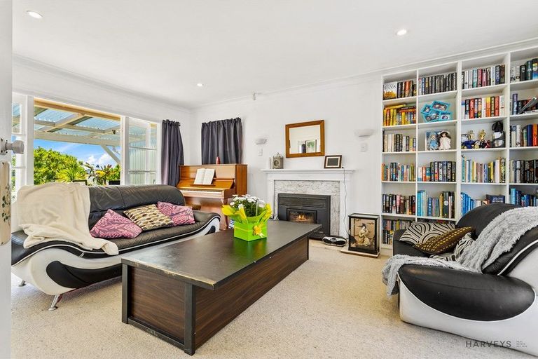 Photo of property in 48 Fairmount Road, Titirangi, Auckland, 0604