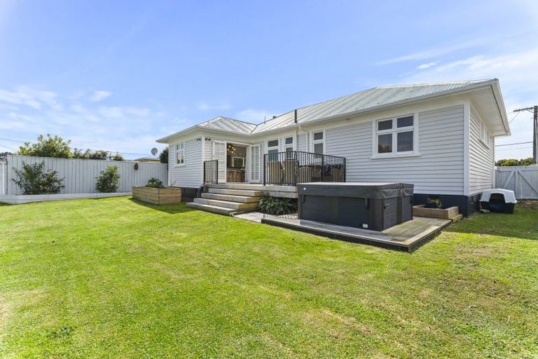 Photo of property in 130 Seaview Road, Westown, New Plymouth, 4310