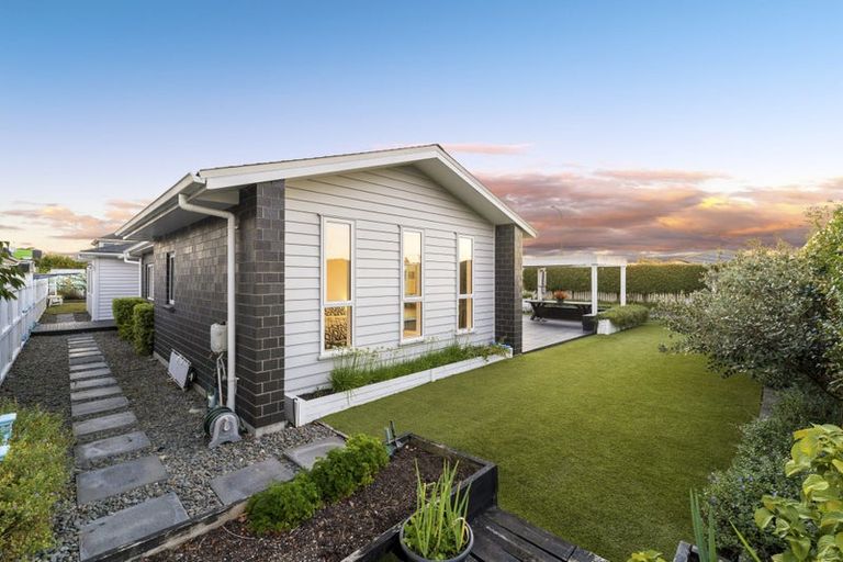 Photo of property in 25 Gilbransen Road, Kumeu, 0810