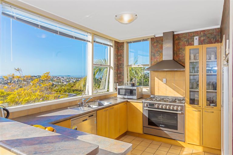 Photo of property in 181 Glenfield Road, Hillcrest, Auckland, 0627