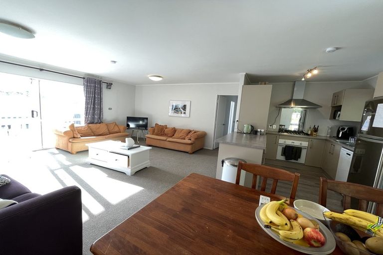 Photo of property in 2/14 Camilla Grove, Totara Vale, Auckland, 0629