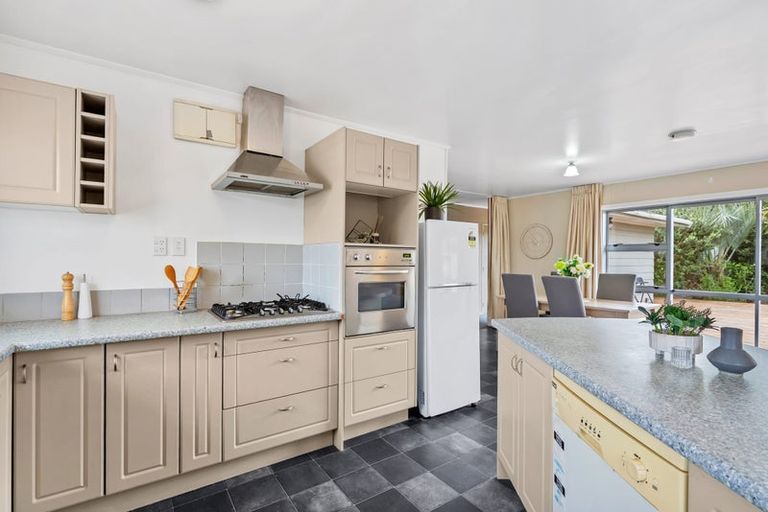 Photo of property in 12 Curlew Place, One Tree Point, 0118