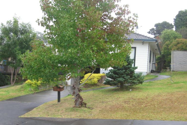 Photo of property in 10 Kupari Place, Totara Vale, Auckland, 0629