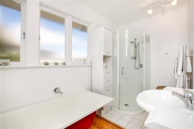 Photo of property in 13 Graham Avenue, Te Atatu Peninsula, Auckland, 0610