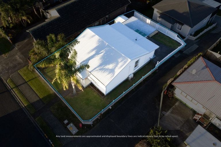 Photo of property in 1/141 Colwill Road, Massey, Auckland, 0614