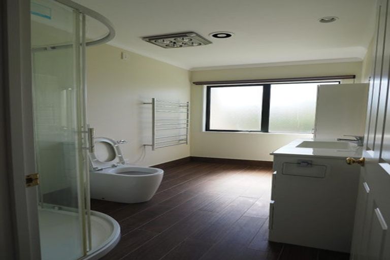 Photo of property in 9 Graven Court, Henderson, Auckland, 0612