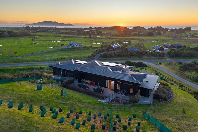 Photo of property in 80 Harakeke Road, Te Horo, Otaki, 5581