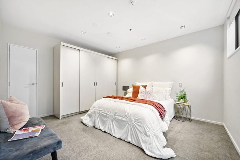 Photo of property in Patent 326 Apartments, 507s/326 Evans Bay Parade, Hataitai, Wellington, 6021