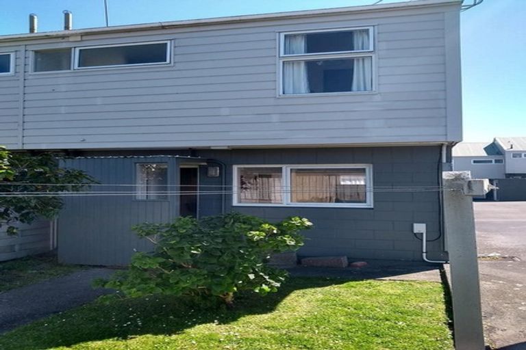 Photo of property in Lynbrae Court Flats, 17/4 Dr Taylor Terrace, Johnsonville, Wellington, 6037