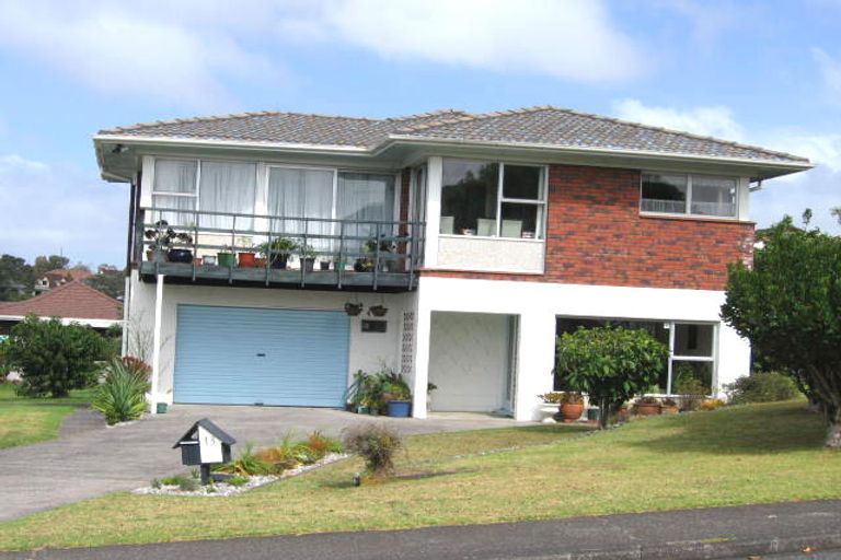 Photo of property in 13 Felgrove Street, Glendene, Auckland, 0602