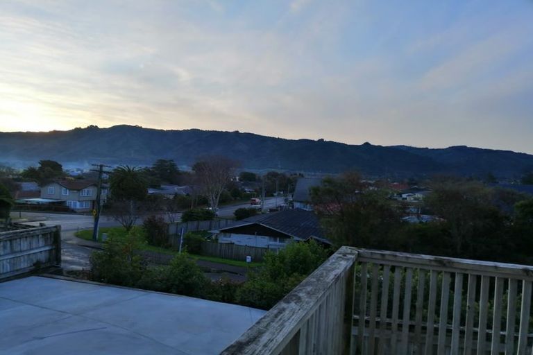 Photo of property in 2 Hillside Drive, Maoribank, Upper Hutt, 5018