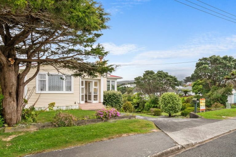 Photo of property in 22 Pokohiwi Road, Normandale, Lower Hutt, 5010