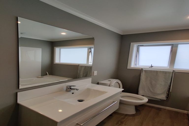 Photo of property in 2/20 Glanmire Road, Newlands, Wellington, 6037