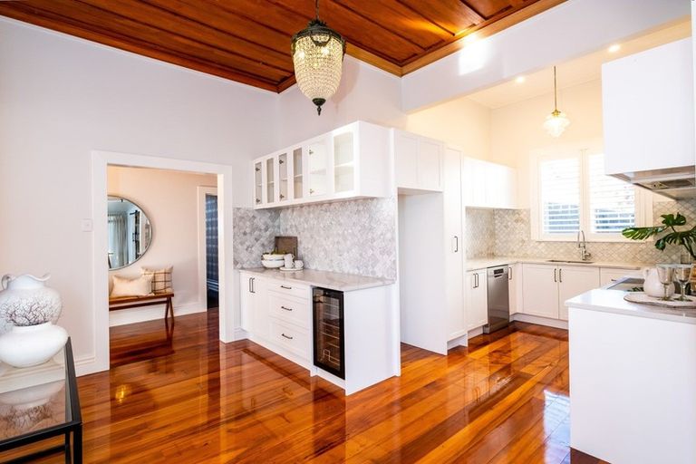 Photo of property in 15 Lawrence Road, Hospital Hill, Napier, 4110