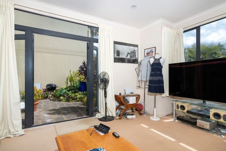 Photo of property in 36 Vinograd Drive, Te Atatu Peninsula, Auckland, 0610