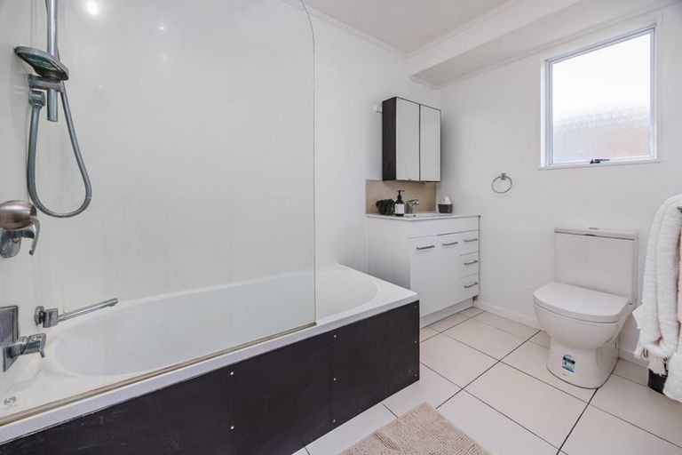 Photo of property in 1/17 Etherton Drive, Weymouth, Auckland, 2103