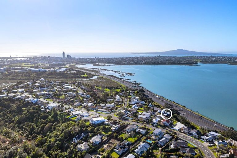 Photo of property in 2/81 Sylvan Avenue, Northcote, Auckland, 0627