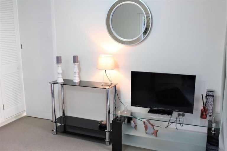 Photo of property in 22 James Evans Drive, Northcote, Auckland, 0627