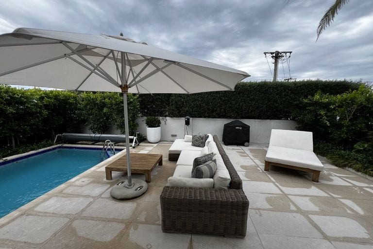 Photo of property in 1/2 Holiday Road, Milford, Auckland, 0620