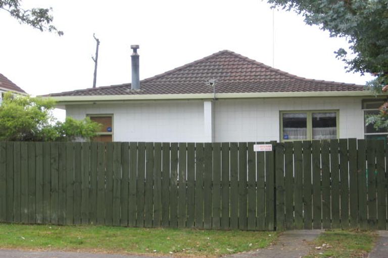 Photo of property in 2/56 Butterworth Drive, Glendene, Auckland, 0602