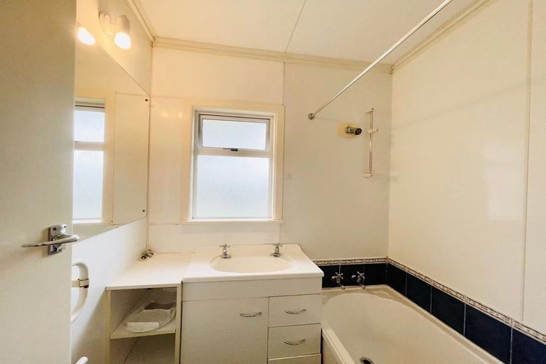 Photo of property in 75 La Trobe Street, Pakuranga Heights, Auckland, 2010