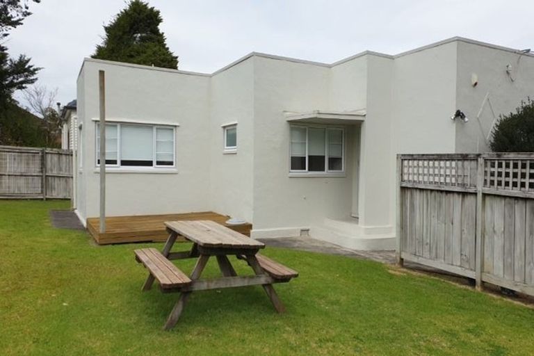 Photo of property in 1/8 Northcote Road, Takapuna, Auckland, 0622