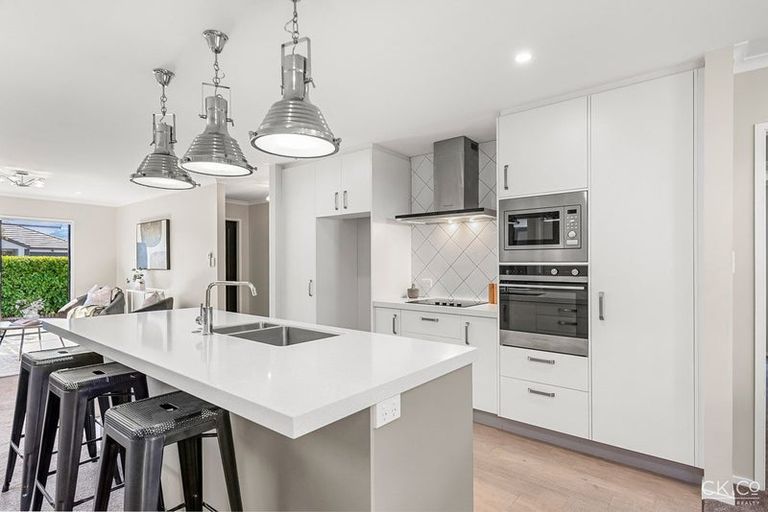 Photo of property in 15 Te Kaeaea Crescent, Wallaceville, Upper Hutt, 5018