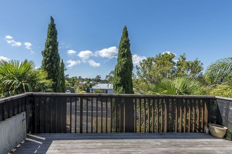 Photo of property in 4 Kayle Glen, West Harbour, Auckland, 0618