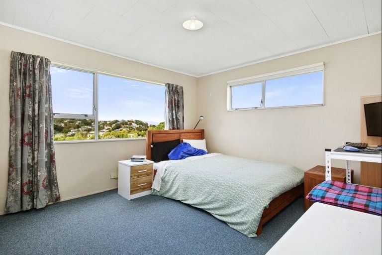 Photo of property in 32b Cheltenham Terrace, Newlands, Wellington, 6037