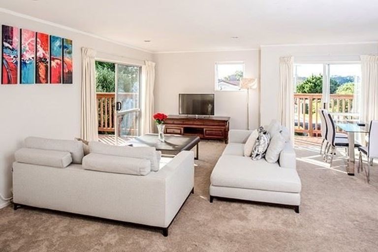 Photo of property in 2/13 Fairclough Road, Beach Haven, Auckland, 0626