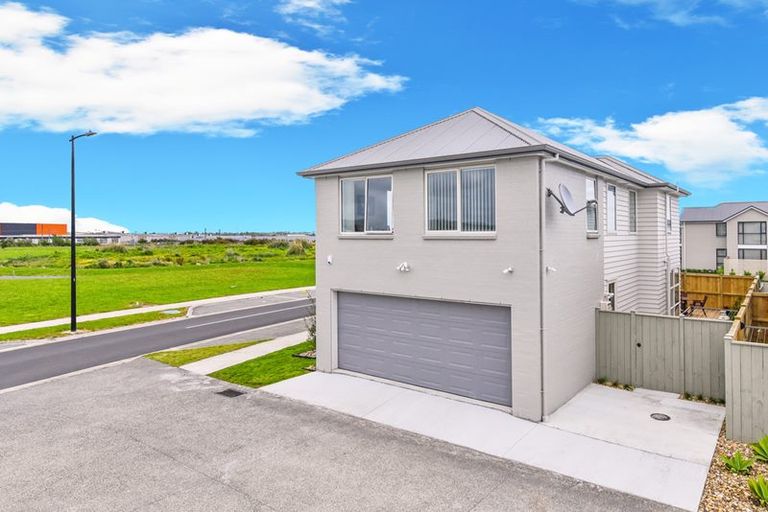 Photo of property in 16 Soaring Bird Drive, Takanini, 2112