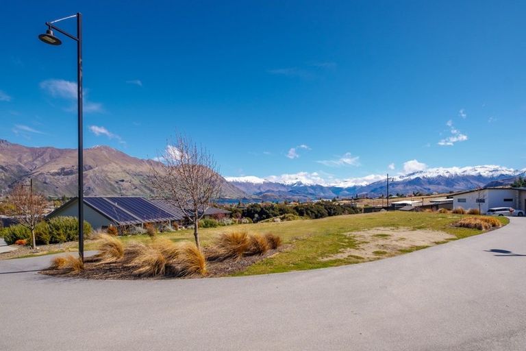 Photo of property in 5 Karearea Rise, Wanaka, 9305