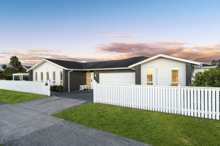 Photo of property in 25 Gilbransen Road, Kumeu, 0810