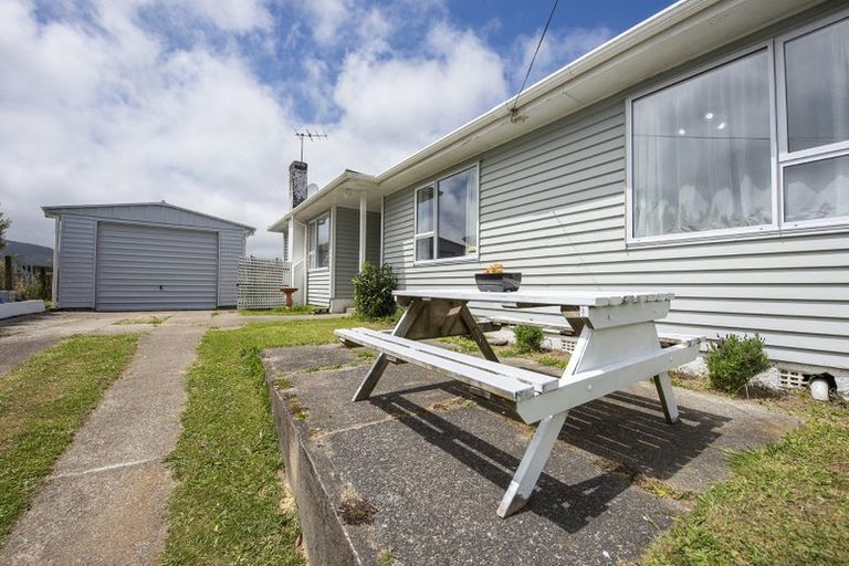 Photo of property in 26 Franklyn Road, Tawa, Wellington, 5028
