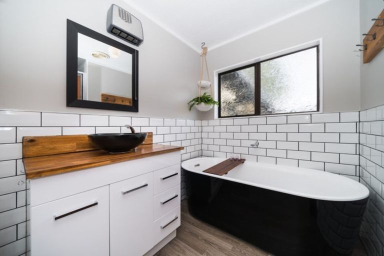 Photo of property in 33 Kowhai Street, Tokomaru, Palmerston North, 4474