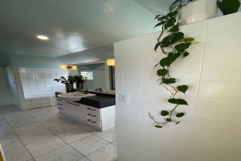 Photo of property in 17 Wernham Place, Northcote, Auckland, 0626