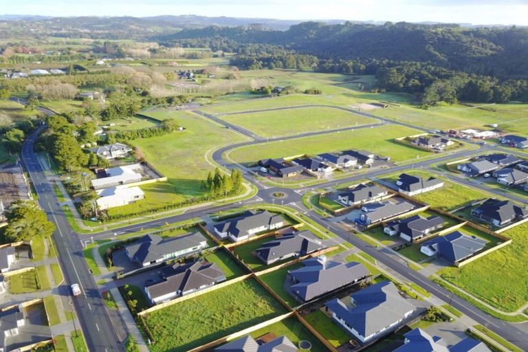 Photo of property in 14 Vogwill Road, Kumeu, 0810