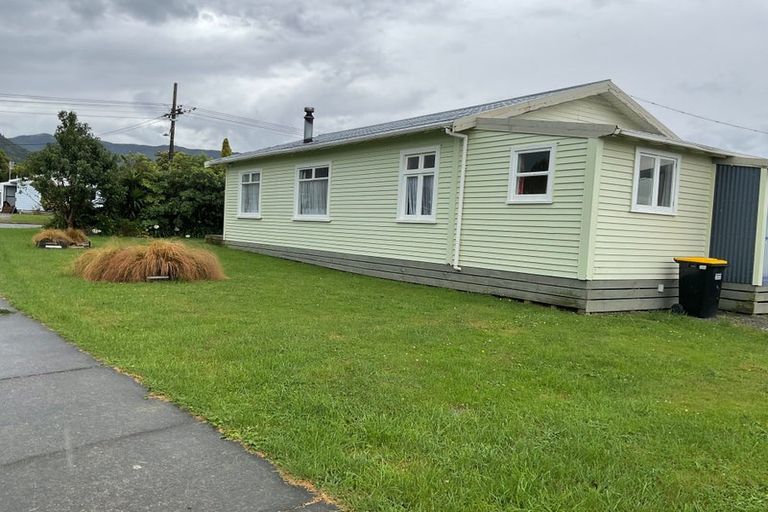 Photo of property in 1 Colonel Place, Featherston, 5710