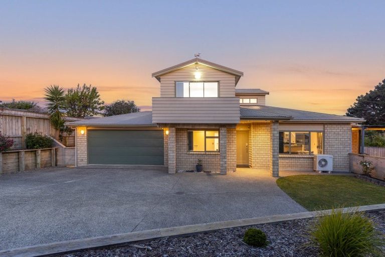 Photo of property in 17 Tasman Close, Aotea, Porirua, 5024