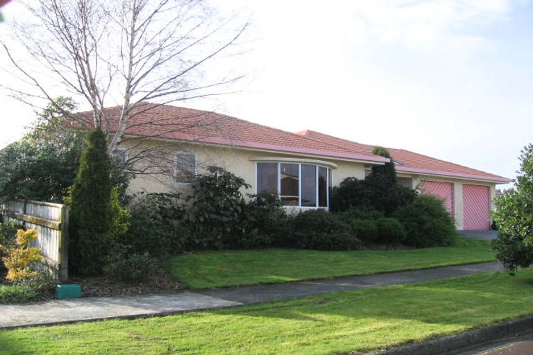 Photo of property in 14 Greenwood Place, Fitzherbert, Palmerston North, 4410