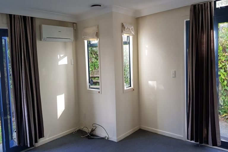 Photo of property in 152a Newlands Road, Newlands, Wellington, 6037