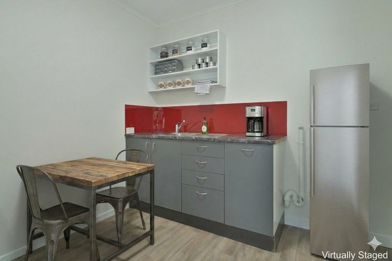 Photo of property in 28 Pitt Street, Clive, 4102